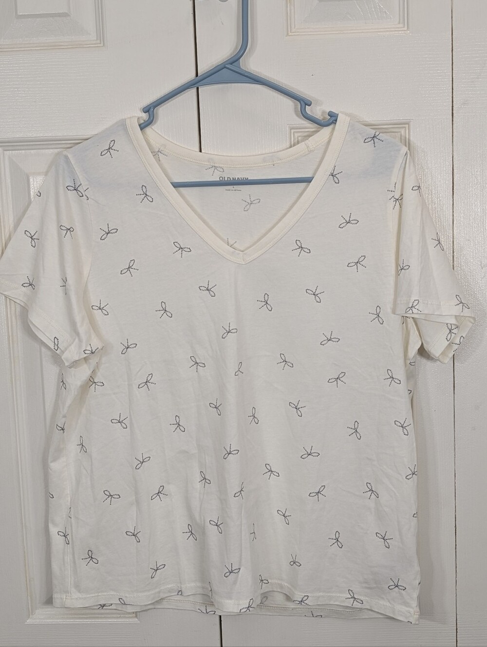 Old Navy: Everyday V-neck Tee - White w/ "Bows" - Size Large